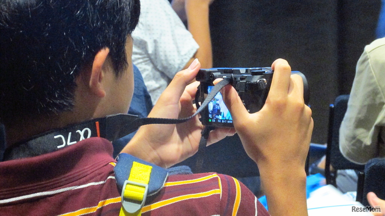 子供たちはカメラを持って自由に試していく