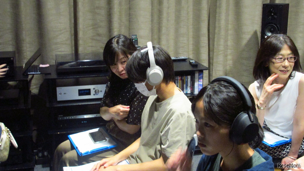 部屋に流された電車内の音が聴こえるかをノイズキャンセリングヘッドホンで体験