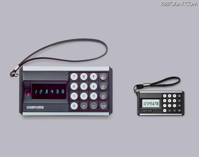 「カシオミニ」（左）とミニチュア復刻版（右）