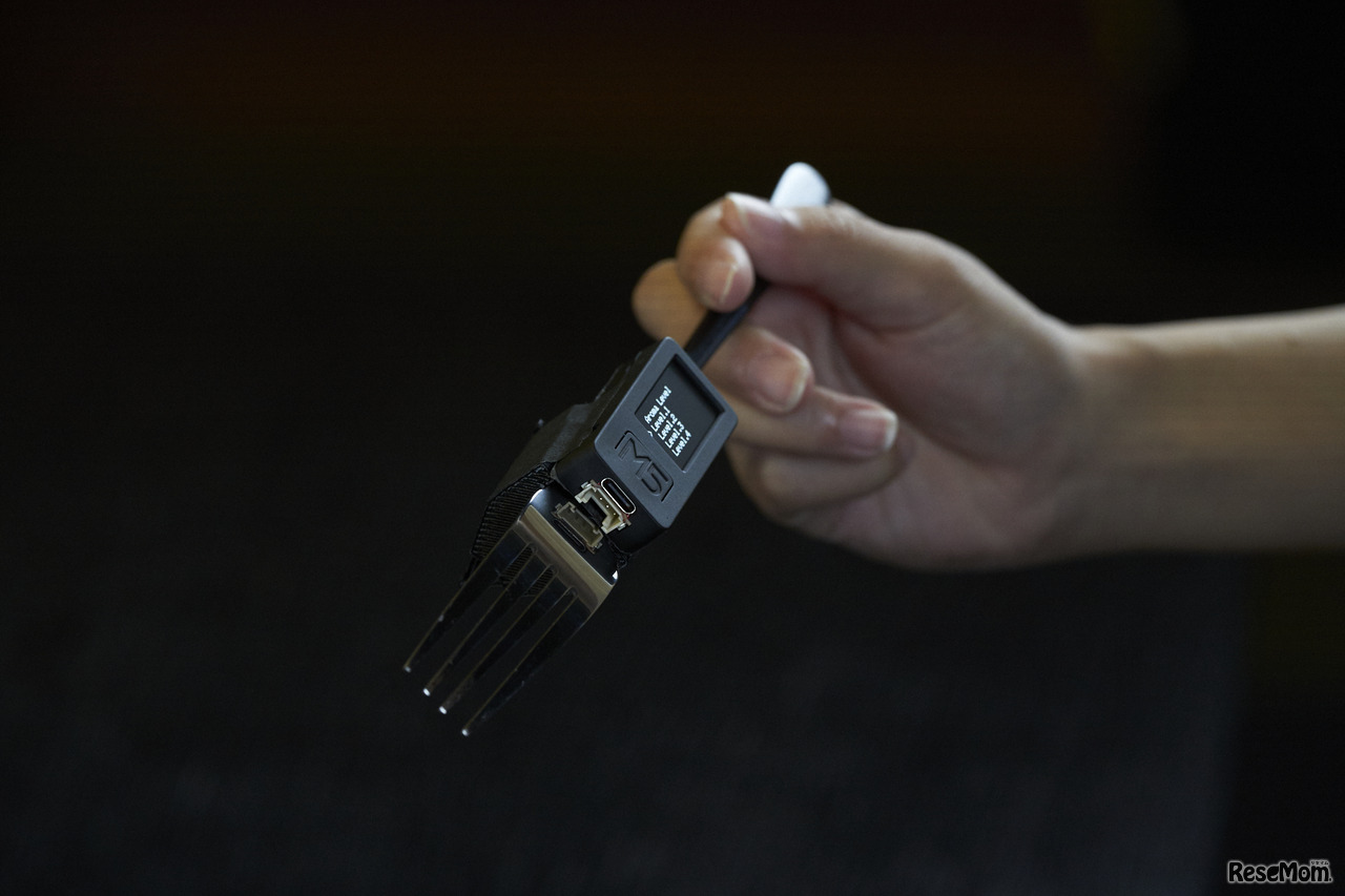 ニンニクの香りを発生させるデバイスを装着したフォーク