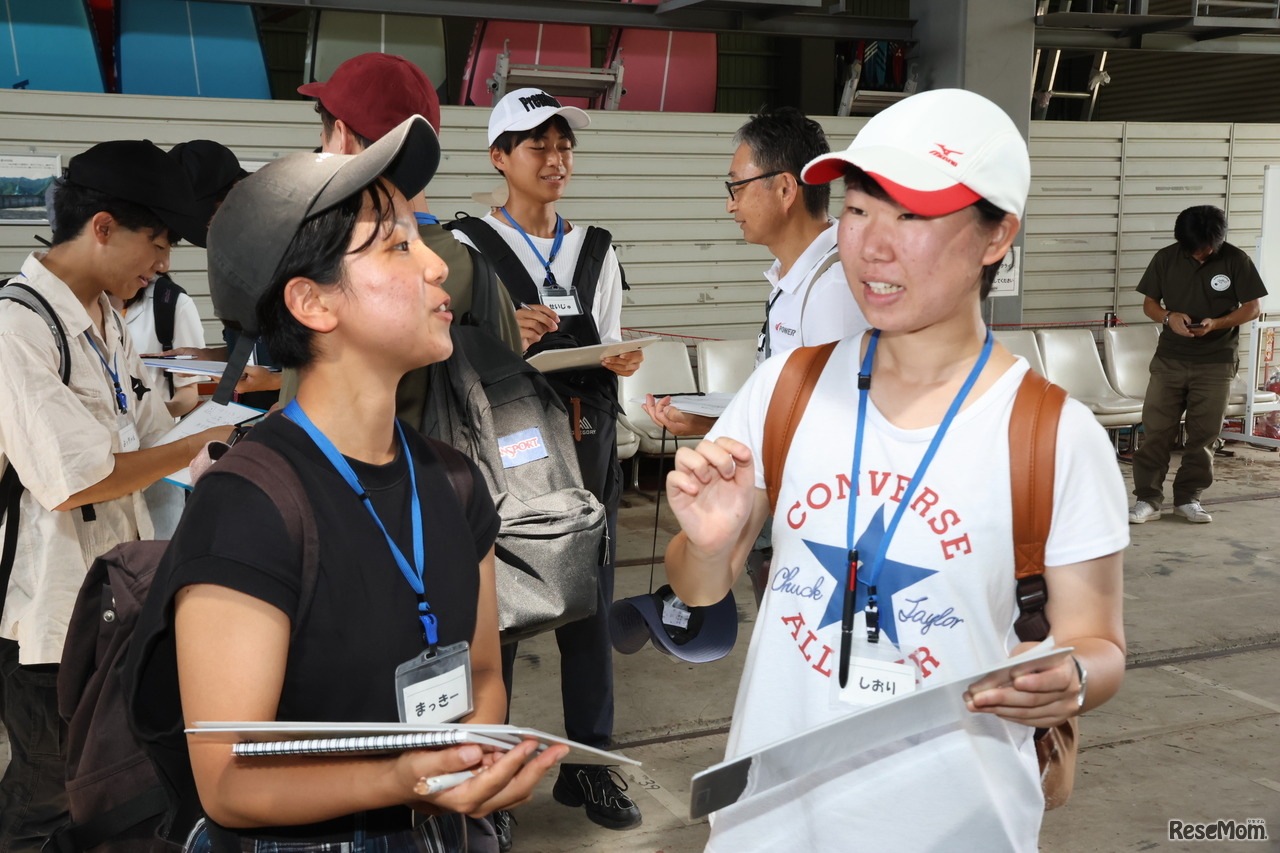 自分のことを紹介し、お互いを徐々に理解していく学生たち