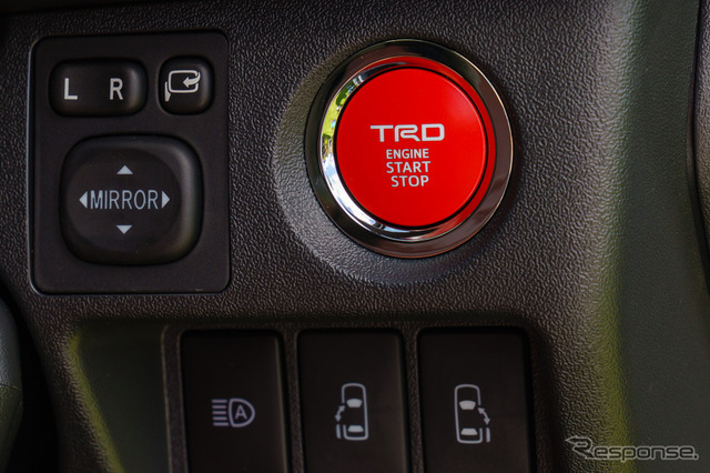 細かな所にも見られるスポーティな演出。