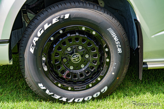 足元はアウトドアな雰囲気を醸し出す。