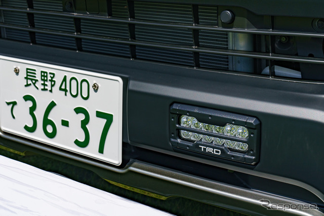 バンパー埋め込み式のフロントフォグランプもTRDブランドの製品。