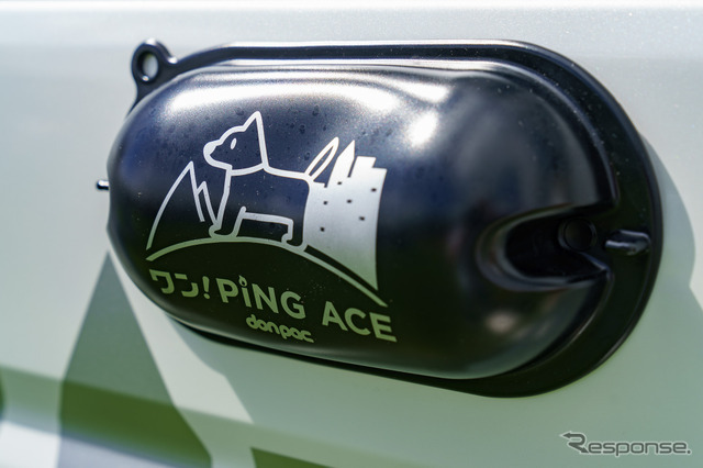 愛犬家にはおなじみの、ウンチを拾った袋を入れるケース。強力な磁石でボディ外側にしっかりはり付く。