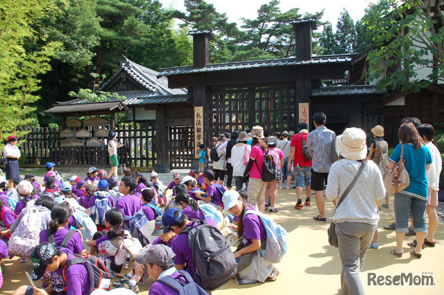 開門前からたくさんの人が並んでいる