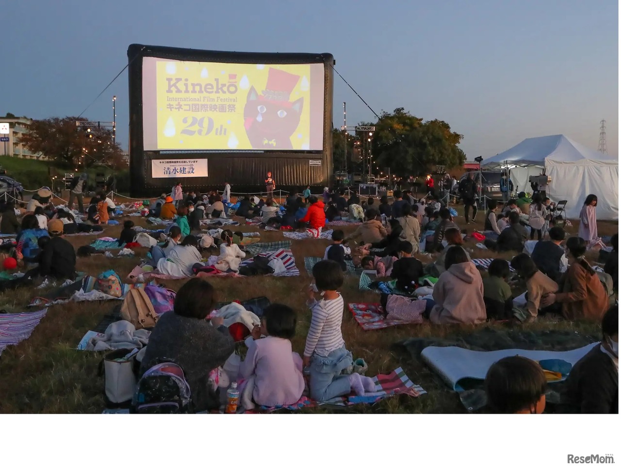 野外上映ミズベリングシアターのようす