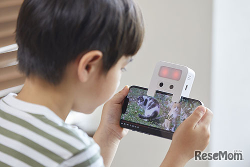 画面に顔が近づくと、ライトとブザーでお知らせ