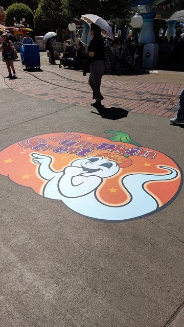 撮影スポットが盛りだくさん！！東京ディズニーランド「ディズニー・ハロウィーン」デコレーションを紹介 As to Disney artwork, logos and properties： (C) Disney