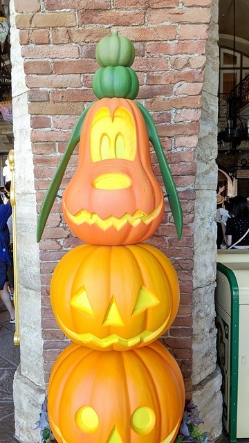 撮影スポットが盛りだくさん！！東京ディズニーランド「ディズニー・ハロウィーン」デコレーションを紹介 As to Disney artwork, logos and properties： (C) Disney