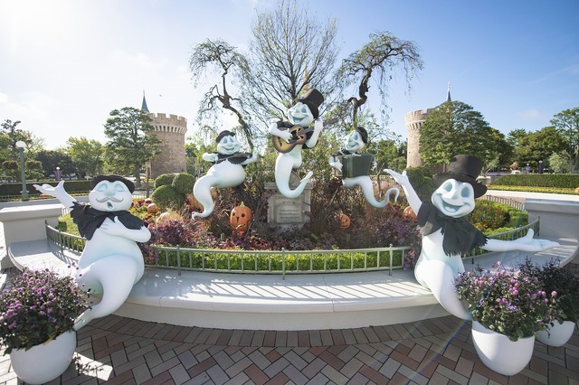 撮影スポットが盛りだくさん！！東京ディズニーランド「ディズニー・ハロウィーン」デコレーションを紹介 As to Disney artwork, logos and properties： (C) Disney