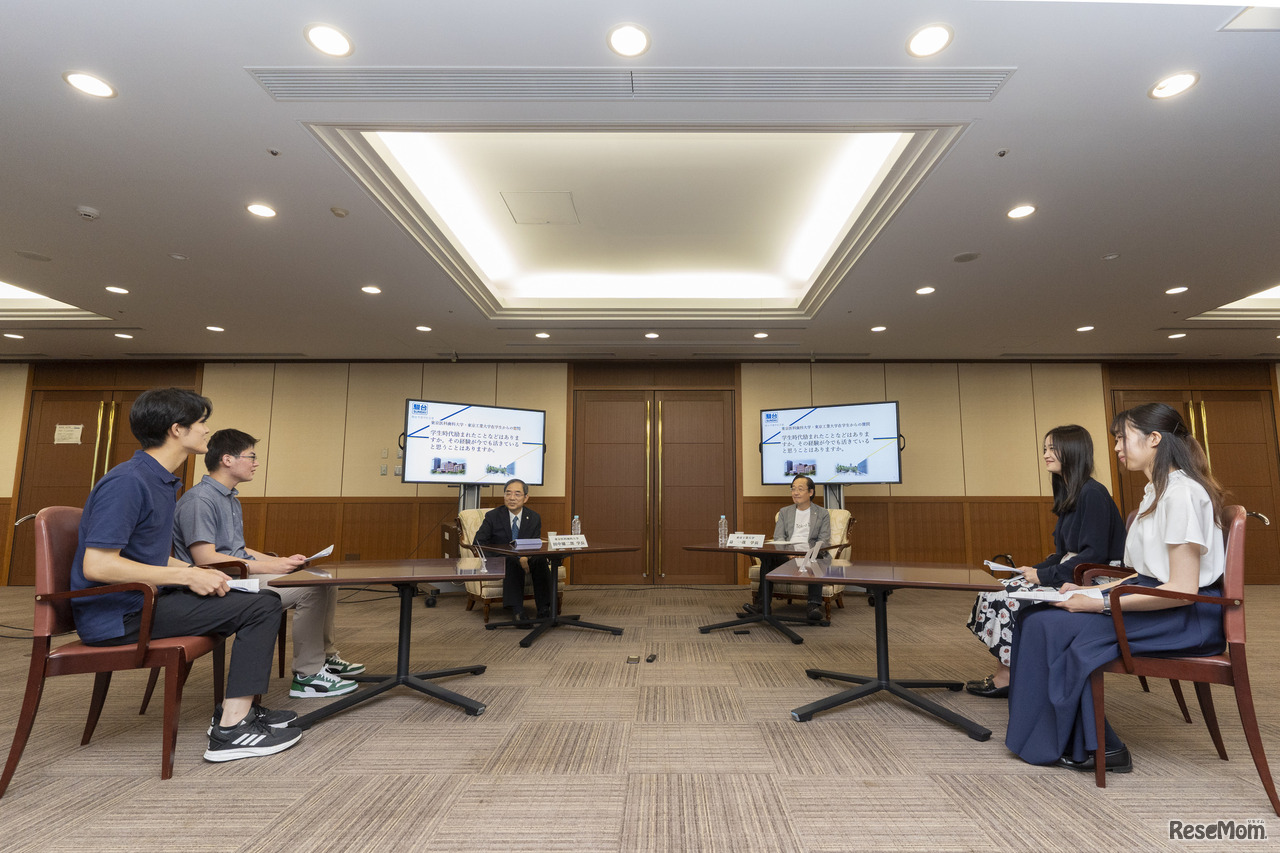 後半は学生を交えての座談会が行われた