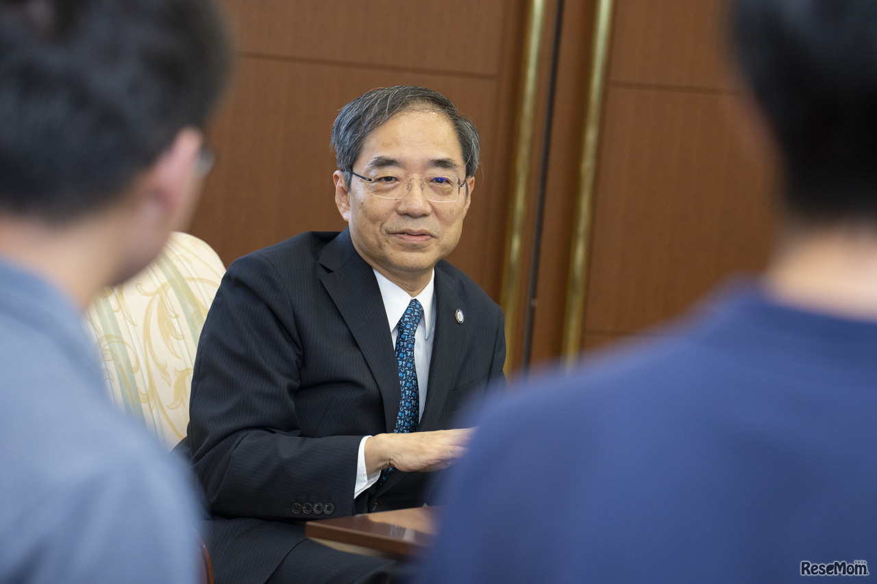 学生からの質問に応じる東京医科歯科大学学長の田中雄二郎氏