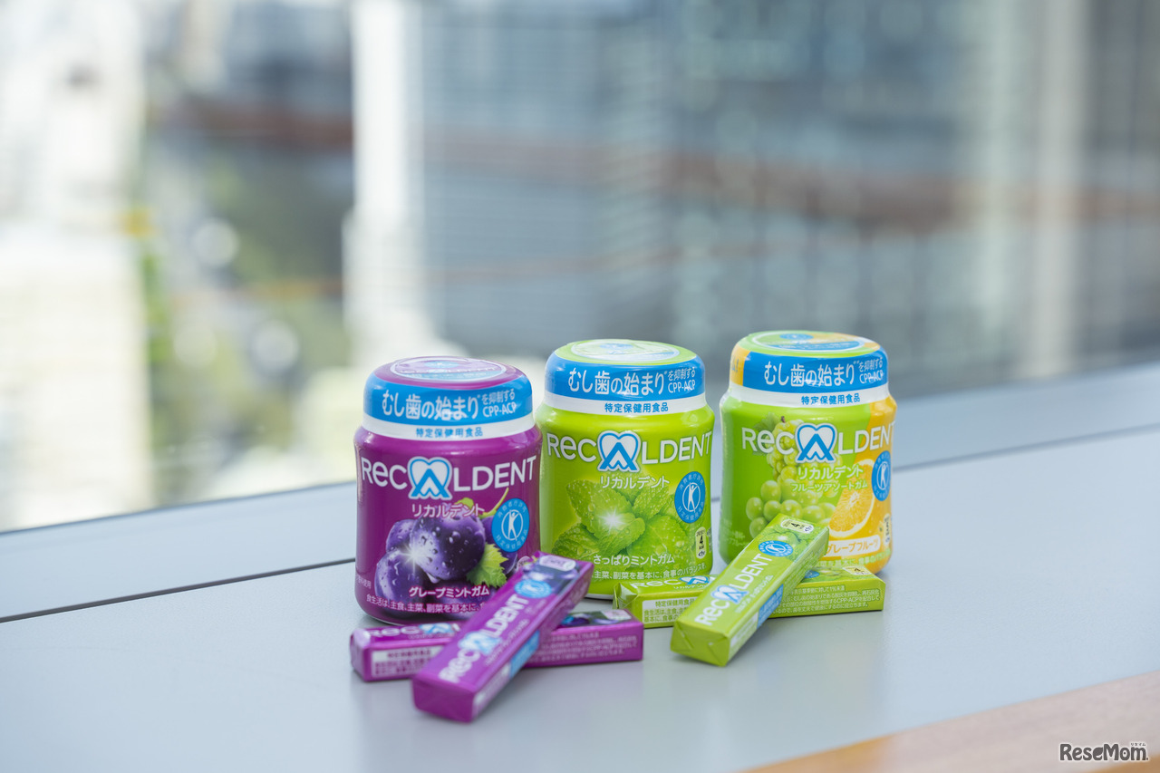 左からグレープミント、さっぱりミント（スティック、ボトル）、フルーツフレーバーのアソートタイプの「マスカット＆グレープフルーツ」