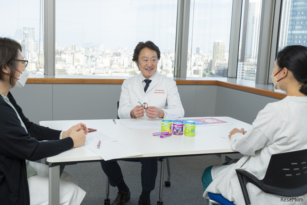 宮崎真至氏　日本大学歯学部保存学教室修復学講座教授（写真中央）／斉藤由利子さん（仮名）小学6年男児と1歳女児の母（右）／松本早苗さん（仮名）小学6年生女児の母（左）