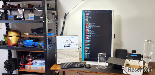 BenQのアイケアモニター GWシリーズ「GW3290QT」を配置してもらった平松夏々翔さんの学習環境。棚には作品がズラリと並び、工房のようだった