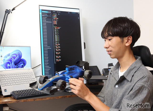 これまでの作品を見せてくれた夏々翔さん。「身の回りのものを便利にしたい」と、どんどんアイデアが出てくる