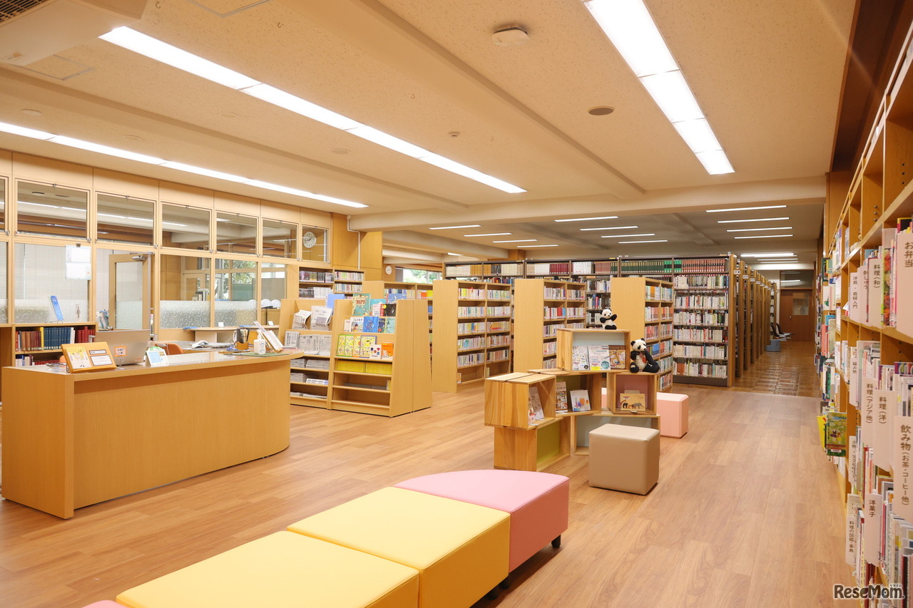 約5万2,000冊の蔵書数を誇る図書室。奥には自習スペースがあり、勉強終わりに本を借りていく生徒も