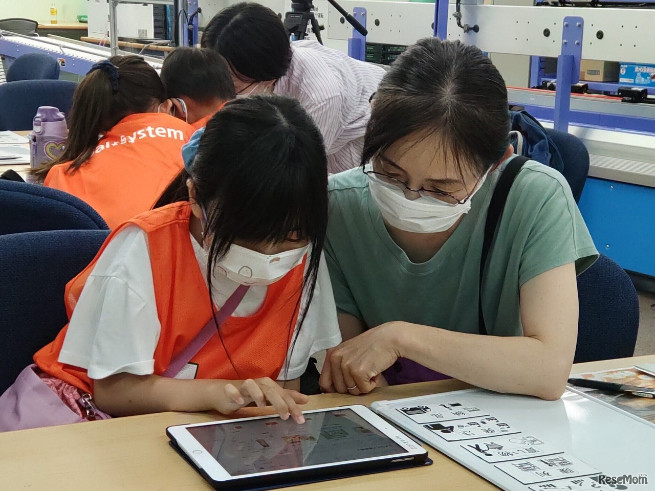 タブレットやパネルを使って宅配のしくみを考える