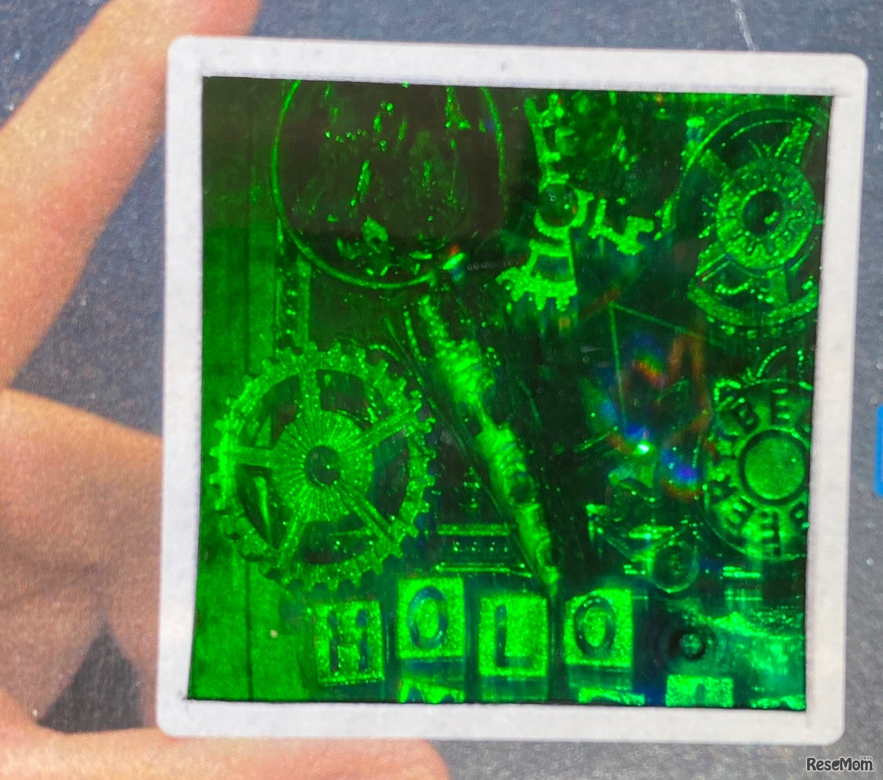 開催プログラム：ホログラムの立体感を感じながら、キーホルダーをつくってみよう！