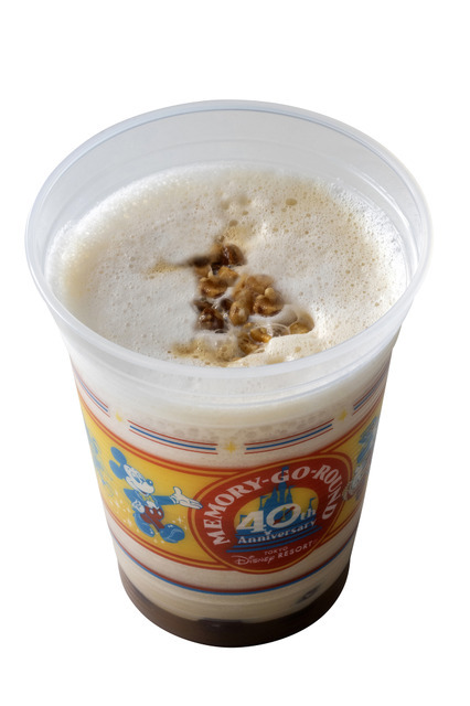 「スペシャルカフェラテ（キャラメル・チョコレート＆アーモンド）」（900円）