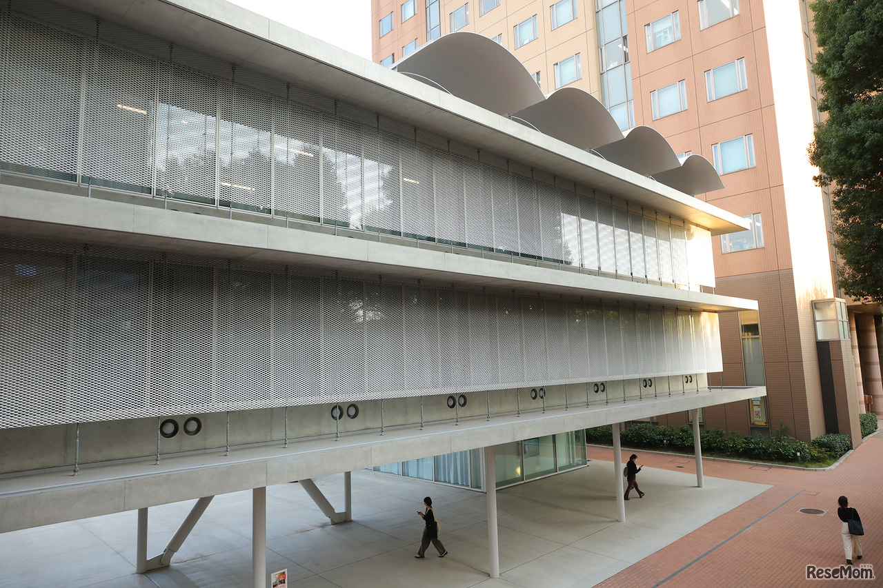 キャンパスの中心部に位置する「百二十年館」は、風通りと採光によって宙に浮かぶような開放的空間を実現