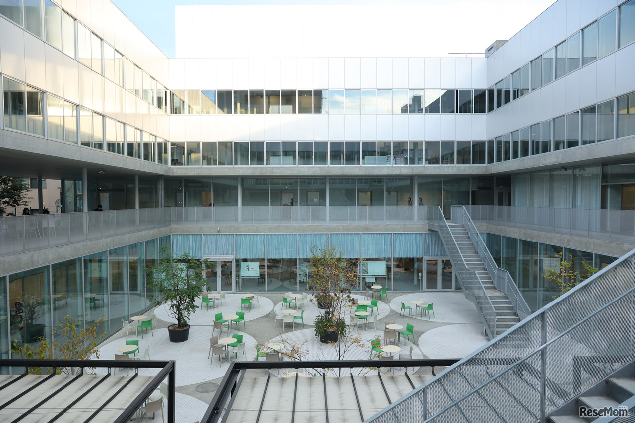 キャンパスの中心部に位置する「百二十年館」は、風通りと採光によって宙に浮かぶような開放的空間を実現