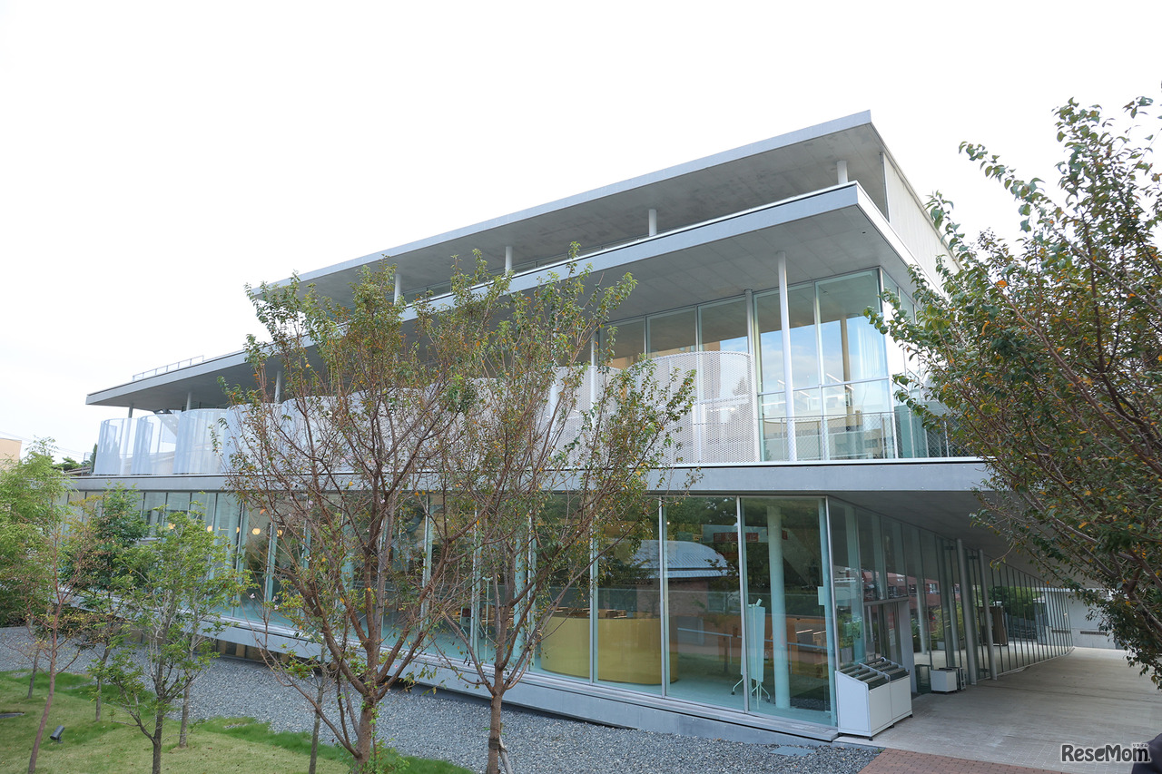 2019年4月、目白通り正門向かい側に、知の拠点として開館した図書館