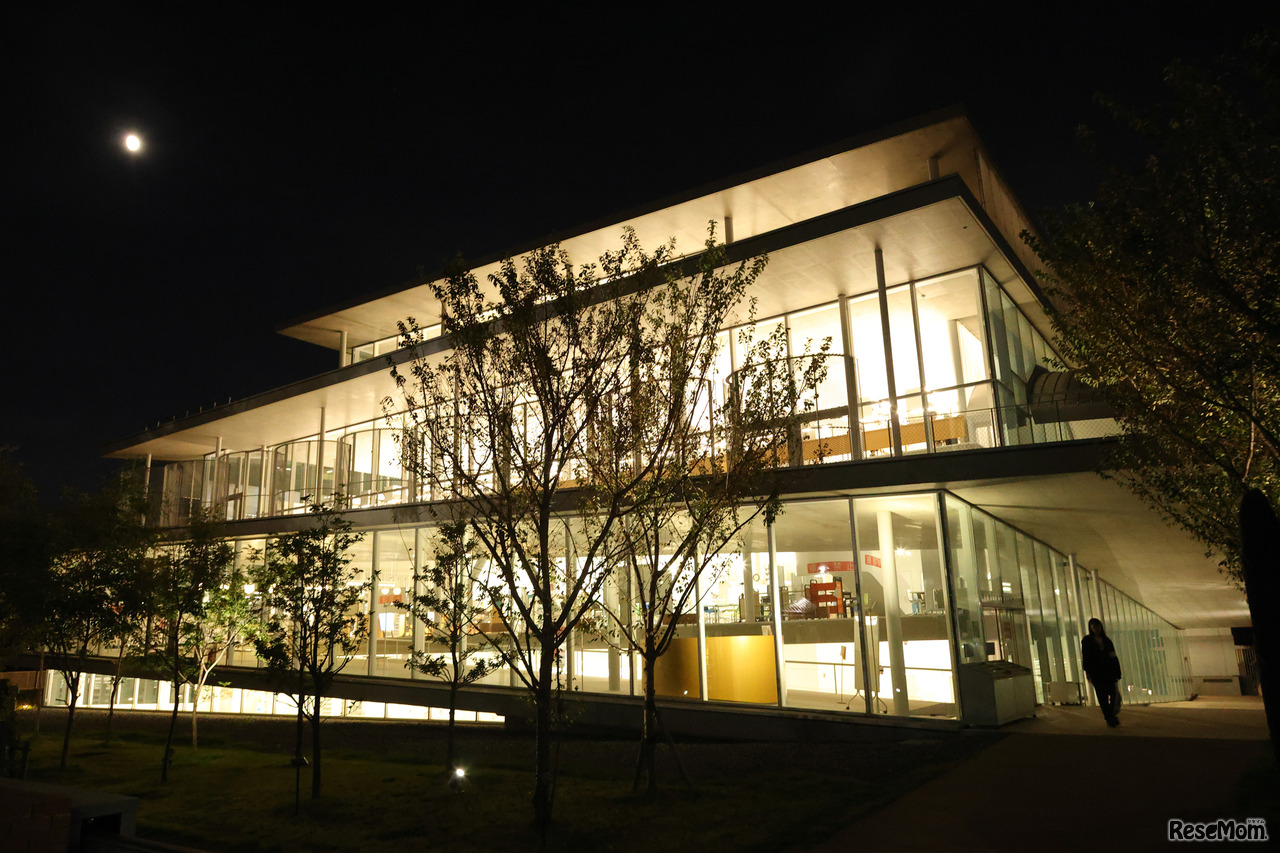 優しい光が漏れる月夜の図書館