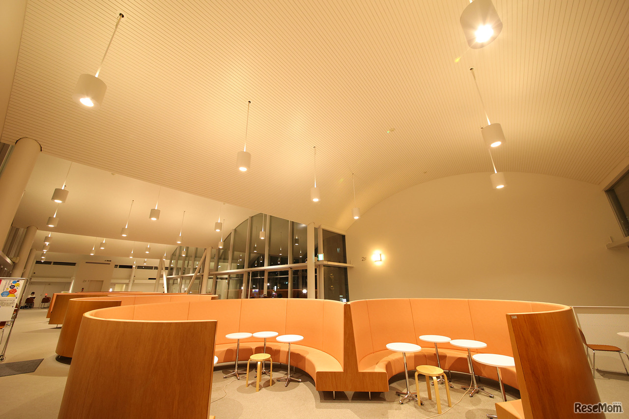 夜の杏彩館は、居心地が良さそうな温かみあるライティング