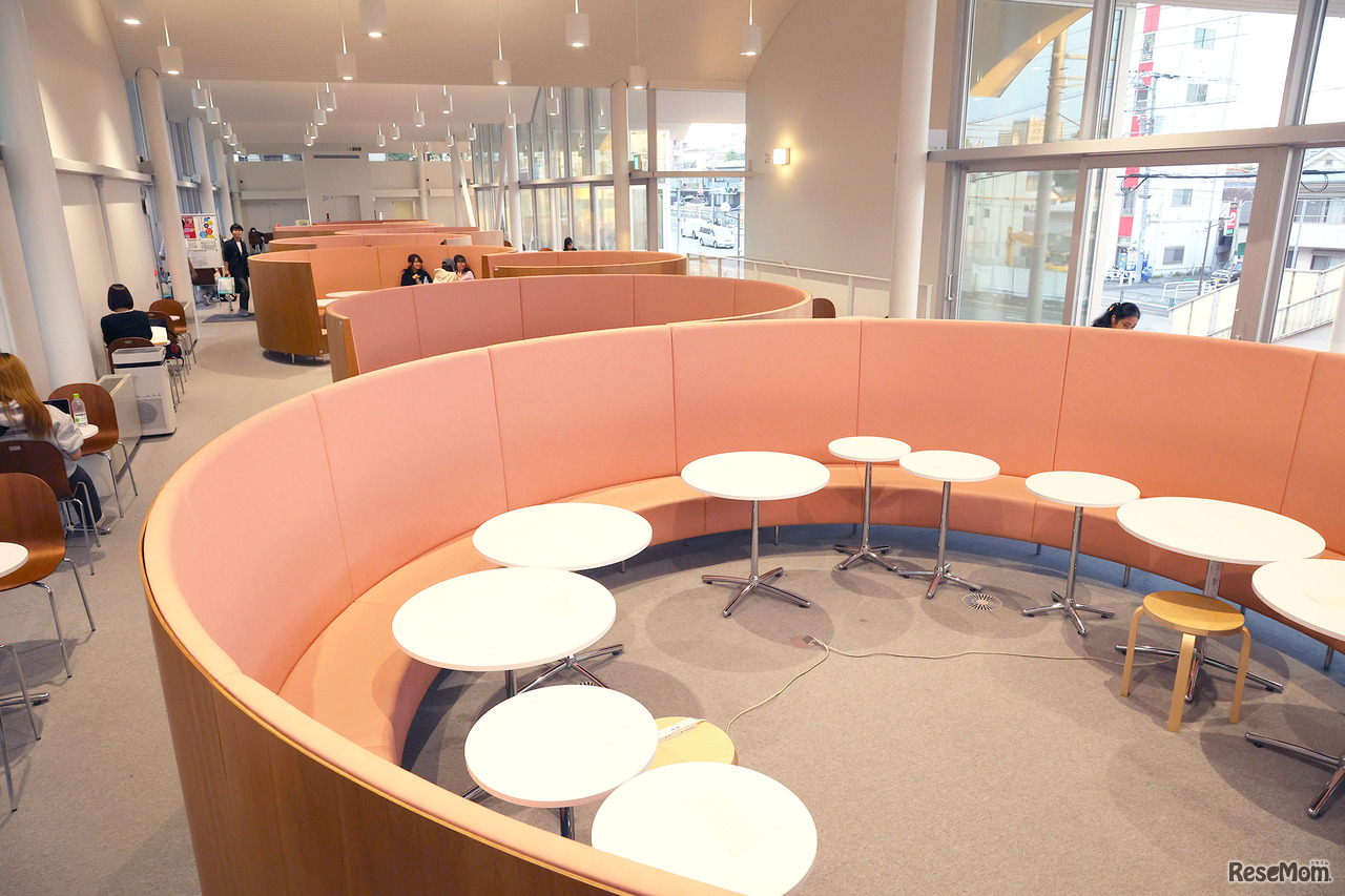 インタビューを行った杏彩館（きょうさいかん）。曲線的なソファーで個々のスペースを確保し、友人との対話を楽しんだり、ひとり静かに過ごしたり、自由に利用することができる