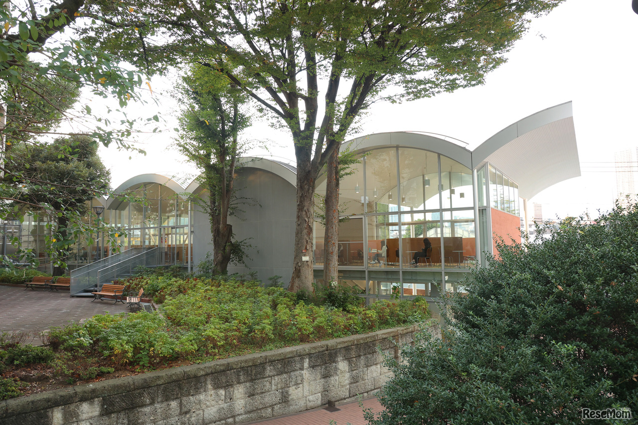 杏彩館は、キャンパス内の庭園からつながる2階入口もあり、地形を生かしたデザインになっている