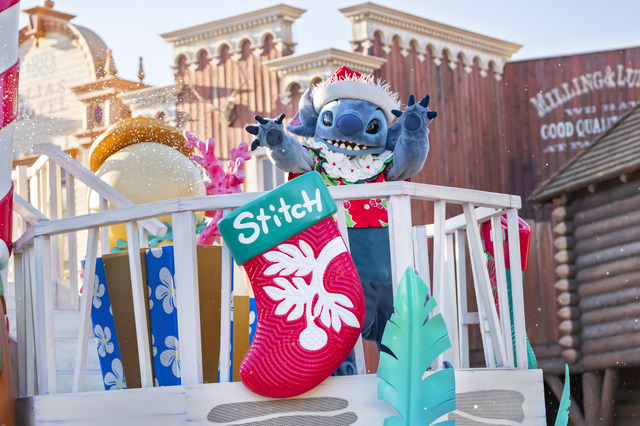 東京ディズニーランドにホリデーがやって来た！「ディズニー・クリスマス・ストーリーズ」公演写真公開