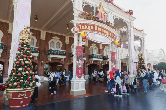 東京ディズニーランドにホリデーがやって来た！「ディズニー・クリスマス・ストーリーズ」公演写真公開