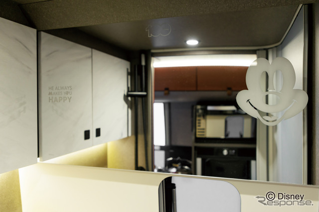 シャワールームのミラーにはSMILEがテーマのミッキーマウス