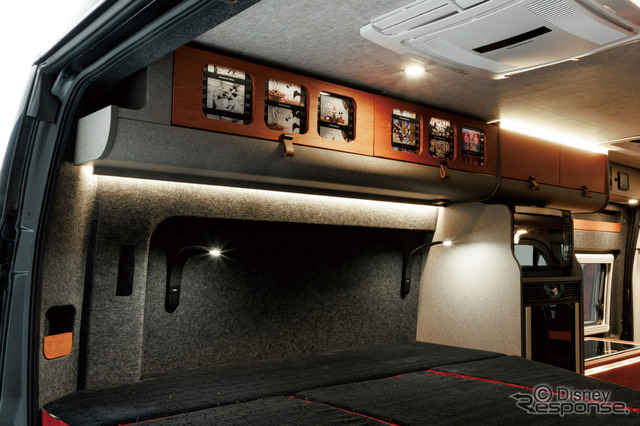 『蒸気船ウィリー』からはじまり、モノクロからカラーへとアニメーションの変遷を表現