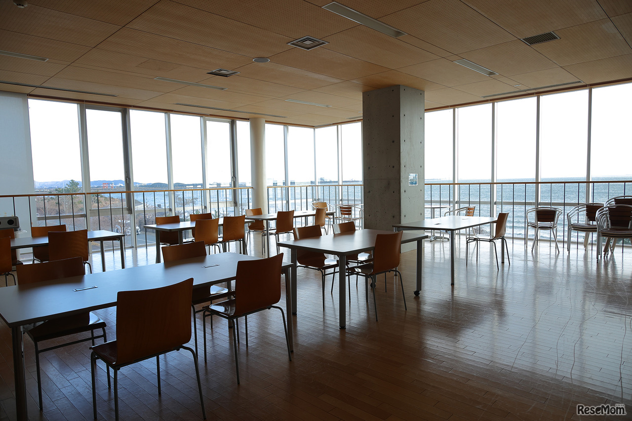 海を一望できる海陽学園内のフリースペース