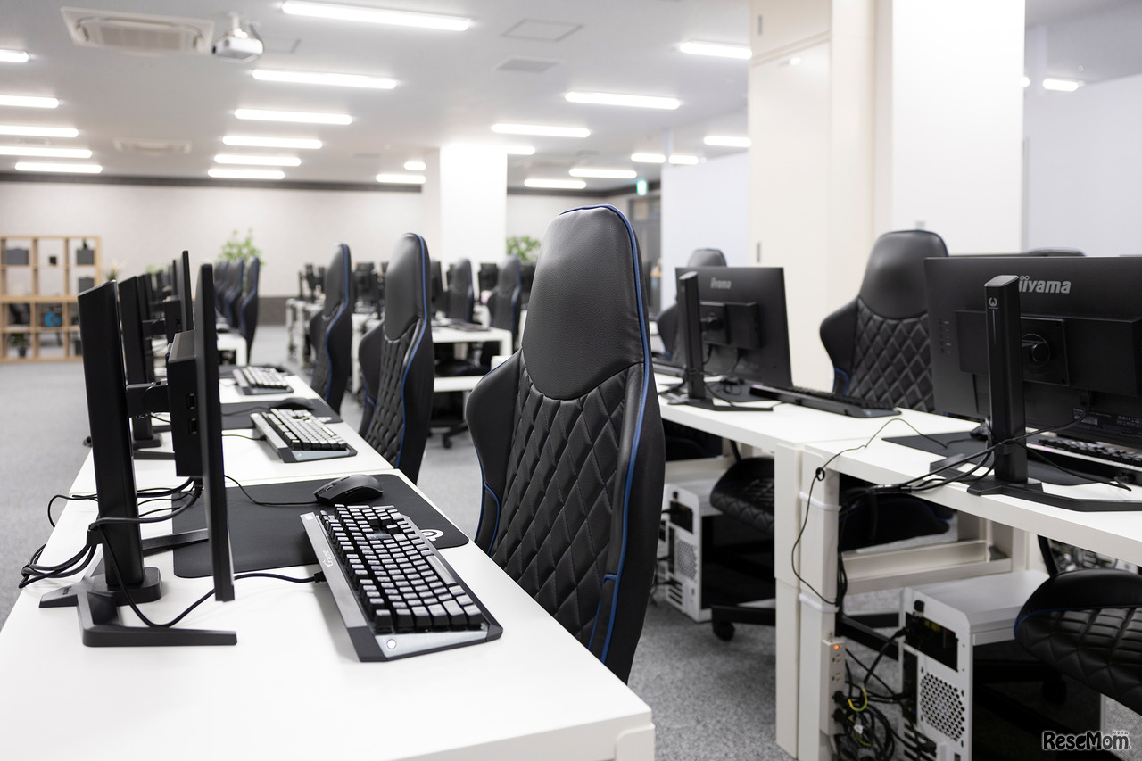 ルネ中等部 岡山校。eスポーツ用のハイスペックなデスクトップPCやゲーミングチェアが1人1台用意されている