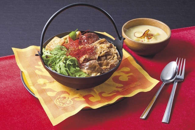 「スタジオ・スターズ・レストラン」うまい! うまい! 牛鍋＆焼きカレーセット （C）吾峠呼世晴／集英社・アニプレックス・ufotable TM & （C） Universal Studios. All rights reserved.