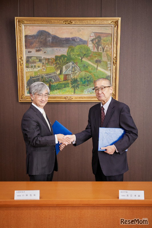 北里研究所 小林弘祐理事長（左）と順天学園 渡辺孝藏理事長（右）