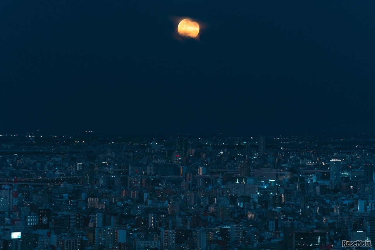 2023年10月の満月に撮影した月と夜景