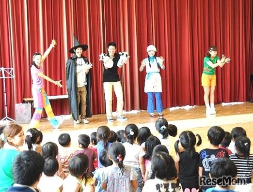 大歓声で迎えられる歌のお姉さんと社員