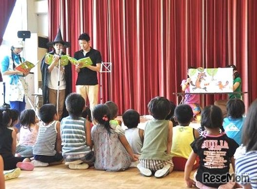 絵本の読み聞かせに子どもたちは夢中