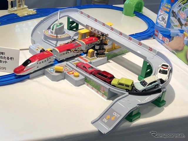 プラレール 5周年！トミカと遊ぼう！くるぞわたるぞ！カンカン踏切 DX セット（タカラトミー）