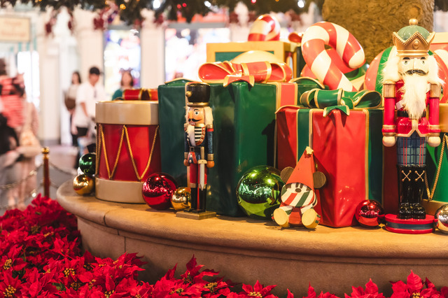 圧倒的にロマンティック！約15メートル、40周年の巨大クリスマスツリーの見逃せない輝き