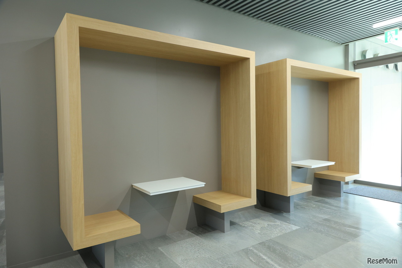 課題に取り組める机や椅子が教室外にも随所に整備されている。