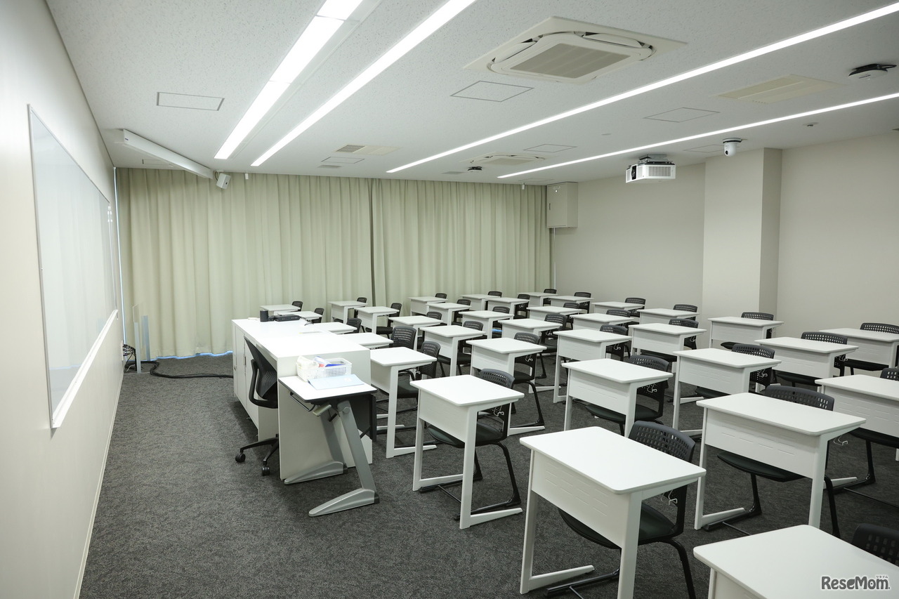 小教室にもプロジェクターやスクリーンが整備されている。