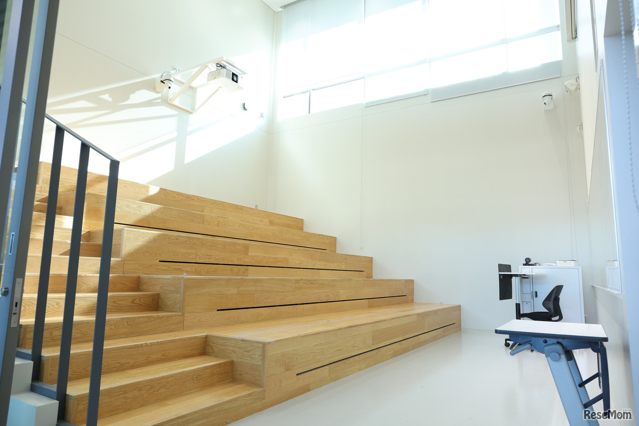 机や椅子がないカイダン教室。吹き抜けになっていて大きなスクリーンをおろすことができる。