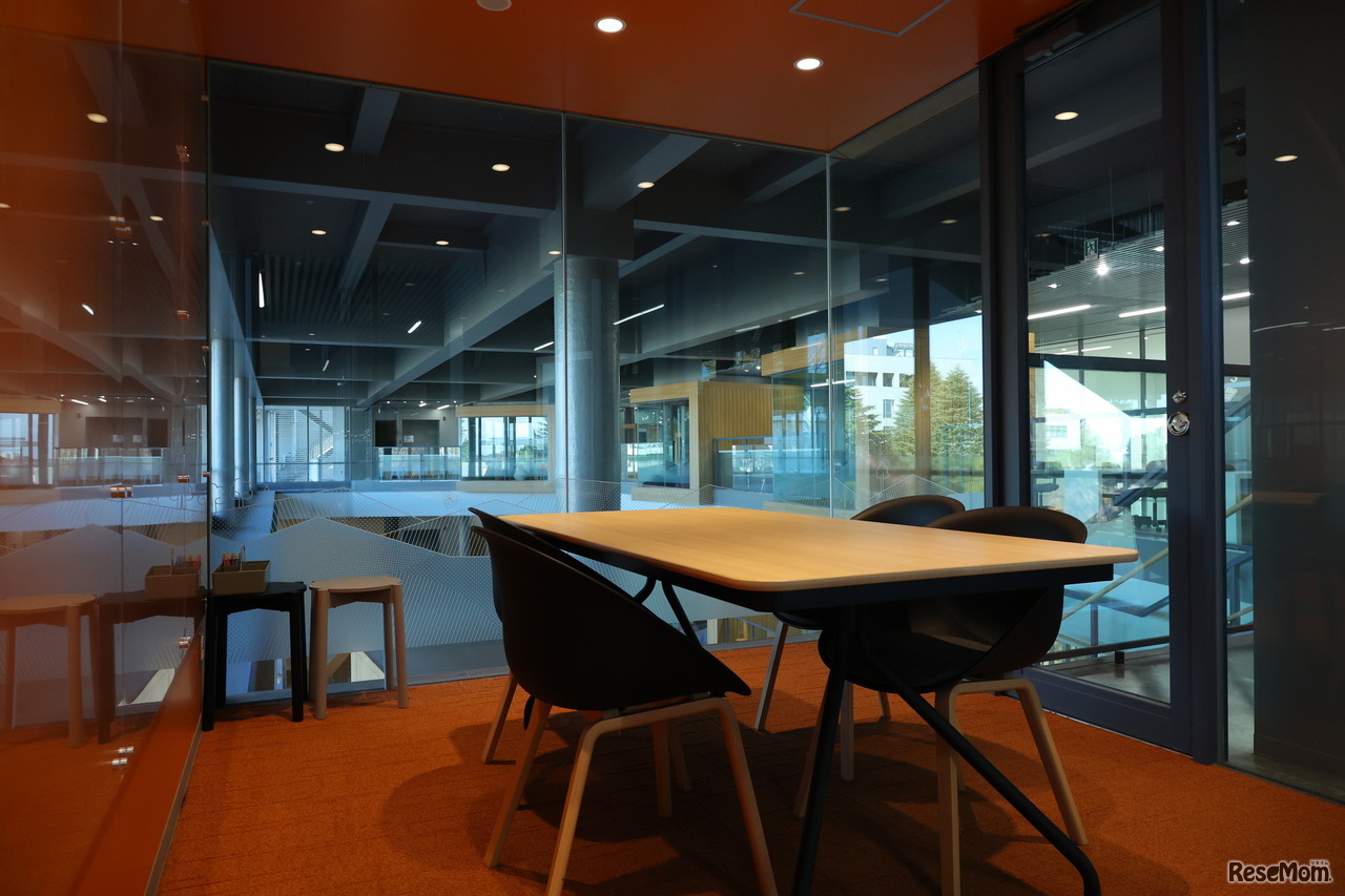 協働学習に利用できるカラフルなグループボックス。