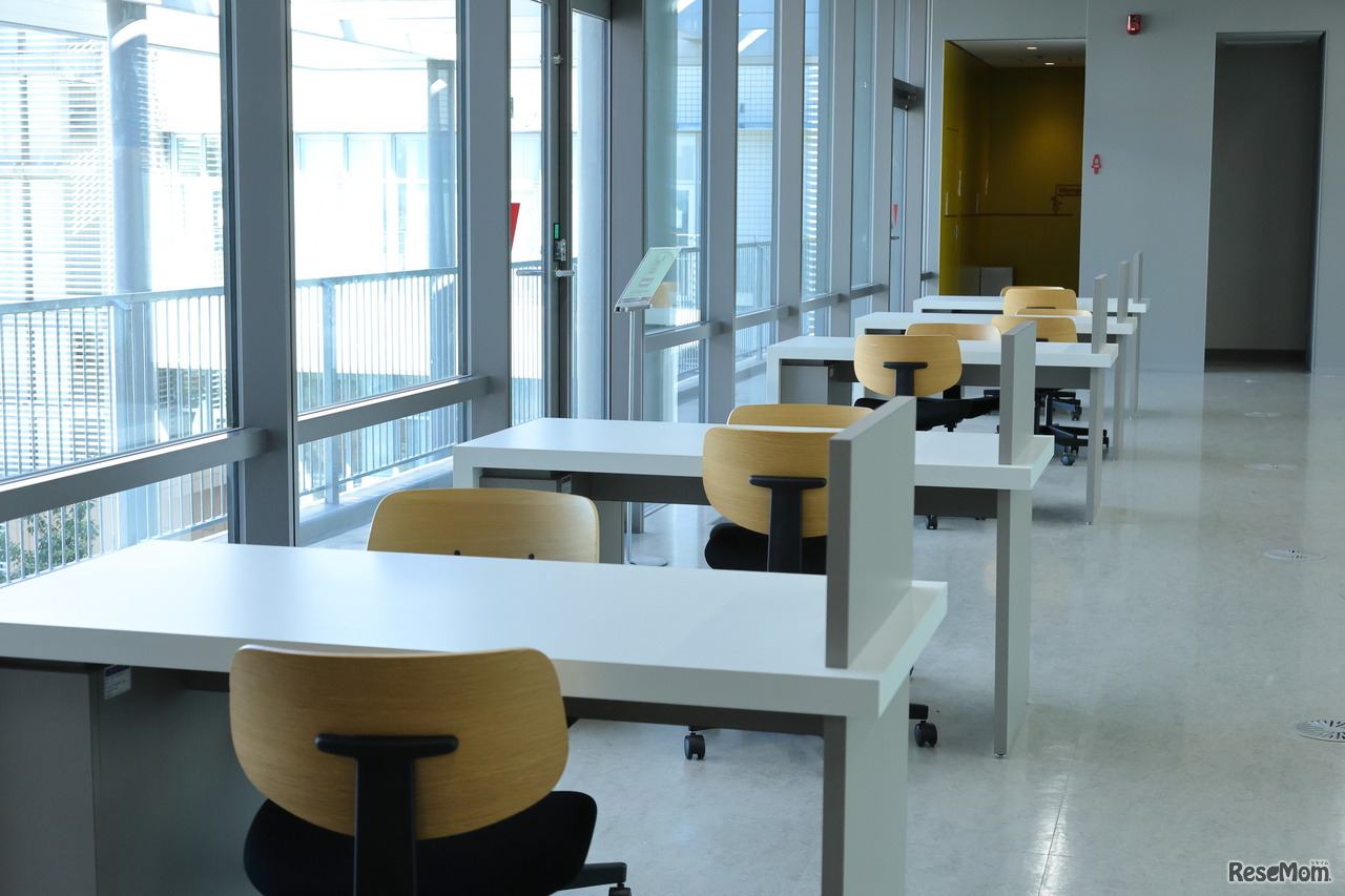 課題に取り組める机や椅子が教室外にも随所に整備されている。